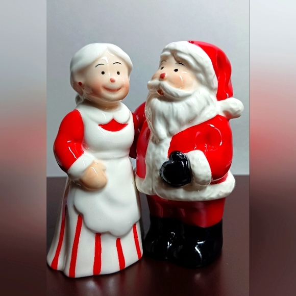 AVON Hugging Interlocking Santa & Mrs Clause Ceramic Salt and Pepper Shakers - Picture 1 of 4